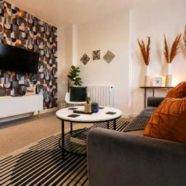 Spacious 2BR Apartment Central Colchester Near Station Fast WIFI, hotel in Colchester