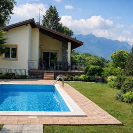 Detached Villa in Brezzo di Bedero, hotel v destinaci Brezzo