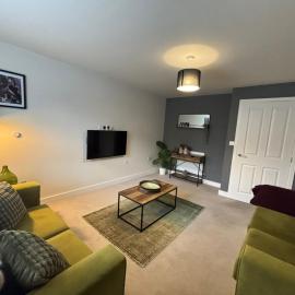 3 Beds with off-street parking for 2 cars, fast Wifi, sleeps 6