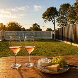 Family & Couples Beachside Escape - 100m to Beach, Walk to Cafés, hotel in Cowes