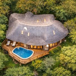 Majestic Villa with Pools & Outdoor Bar in Maanzoni, khách sạn ở Katelembu