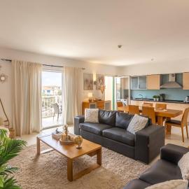 Spacious 2 Bedroom with Pool & Near Beach Vila Verde