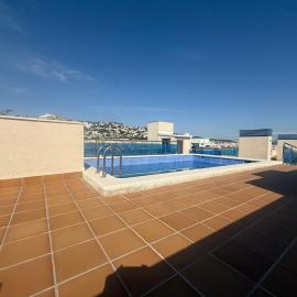 Céntrico con piscina y parking Terraza espaciosa