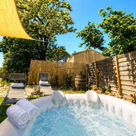 Bungalow jacuzzi & jardin privatif séjour détente au soleil, hotel in La Crau