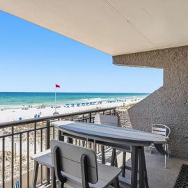 Cozy Gulf-front condo with 2 beach chairs - close to entertainment, hotel in Fort Walton Beach