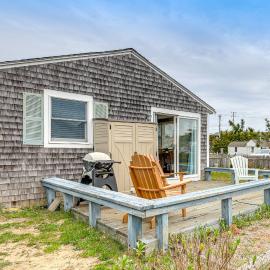 Walk to Beach & Pool! East End P-Town Condo, khách sạn ở Provincetown