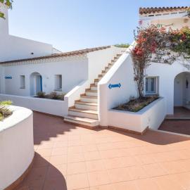 HOTIDAY Baja Sardinia Seaside: Baja Sardinia şehrinde bir otel