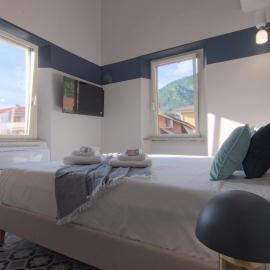 Lake Como 2 min - Modern Suites at 1 min to Station - Wifi, AC, hotel in Mandello del Lario
