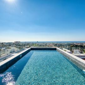 Modern Sea-View Work Apartment, Sit-Stand Desk, Pool, Gym & Walk to Old Town