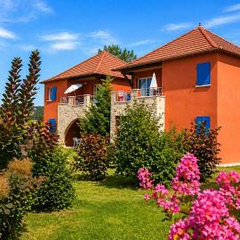 T3 chaleureux avec terrasse, piscine et parking