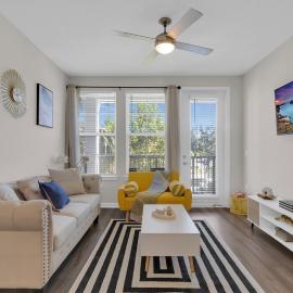 Downtown Luxury 2BR Condo with Pool, Free Wifi & Gym