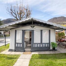 Camping Italia 90 Caravans, hotel v destinaci Domaso