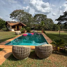 Chácara com Piscina, Hidro, Campo de futebol, Beach Tennis, Sinuca e Churrasqueira, hotel in Analândia