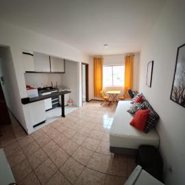 Loft central, cozinha e sala
