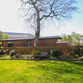 Dovestone Luxury Lodges sleeps 4- pet free, hotel in Oldham