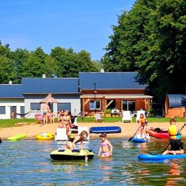 Domki nad jeziorem Lubie, plaża, jacuzzi, sauna, namiot eventowy- domki całoroczne - DOMKI LUBIE DOMINIKANA, hotel a Gudowo