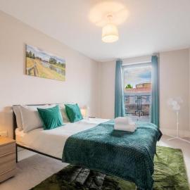 Large Balcony Flat Near Windsor Heathrow & Station