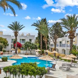 Lotus by the Sea- 2-Bedroom with Communal Pool
