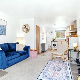Elder Cottage - 2BR Coastal Home Garden & Parking