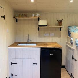 Heated shepherds hut overlooking open countryside, hotel in Chichester