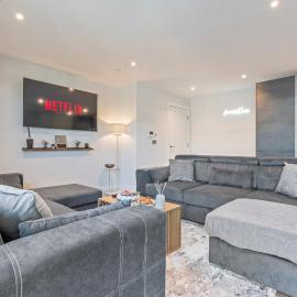 1BR Apt Near Picadilly Line Sleeps 6 Pool Table