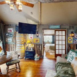 Walk to Trails & Fishing Spots! Lake Ozark Escape, hotell sihtkohas Four Seasons