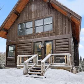 Chalet Inukshuk Luxury Log Cabin with Spa Lake View and Club Access near Mont Tremblant