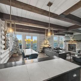 Chalet Inukshuk Luxury Log Cabin with Spa Lake View and Club Access near Mont Tremblant