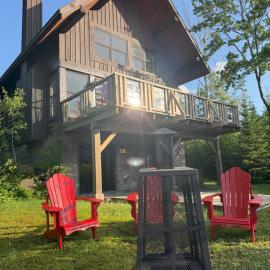 Chalet Inukshuk Luxury Log Cabin with Spa Lake View and Club Access near Mont Tremblant, viešbutis mieste Lac-Superieur