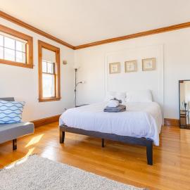 154 Quite & Bright & Spacious Apt in Brighton, hotell i Boston