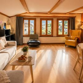 CLOUD No3 Schweizer Chalet-Wohnung mit zentraler Klimaanlage, hotel v destinácii Matten