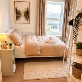 Stylish 2-Bed Cottage Sleeps 6 Free Parking Ideal for Contractors & Families