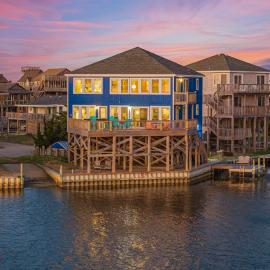 NEW! Soundfront! Hot Tub, Dock, Boat Ramp, Kayaks, hotel en Avon