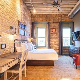 124 Lofts - Downtown Dundee - Walk to Dining，西鄧迪的飯店