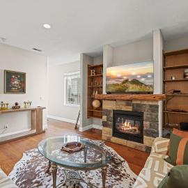 Cozy Woodland Family Cabin With Private Deck Fenced Yard, hotel in Coeur d'Alene