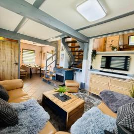 Ferienhaus, ANkerplatz am See mit Kamin und Sauna、キルヒハイムのホテル