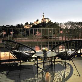 PROMENADA Apartments with FREE PARKING, отель в Нитре