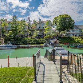 Grand Bend Riverfront Retreat - Walk to Beach - Sleeps 10, hôtel à Grand Bend
