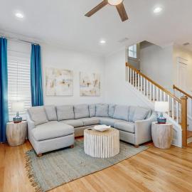 Spacious private home with patio balconies close to beaches & shared pool, hotel i Inlet Beach