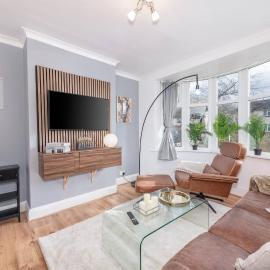 Charming 3-Bedroom Wolverhampton Home with Private Hot Tub, hotell sihtkohas Fallings Park