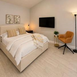 Private modern guesthouse, near La Cantera/Medical Center