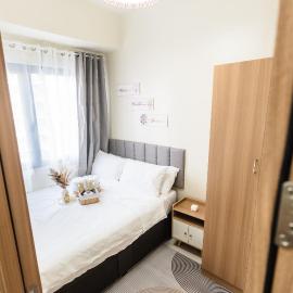 Cozy Minimalist Condo with Balcony near MOA