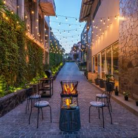StayVista's Tres & Quatro at Himalayan Den - 4BHK & 8BHK Villa with Bonfire, Banquet & Restaurant, hotell i Barog