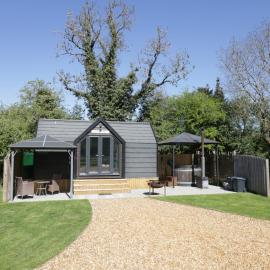 Acorn Lodge At Bridge Lake Farm & Fishery, hotel in Banbury