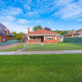 Red Brick Beauty - Central Cottage