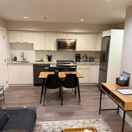 Modern Private 1 Bedroom Suite - Assigned Parking and Patio
