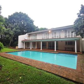 Spacious 4BR Home Pool Balconies Krantzkloof, hotell sihtkohas Kloof