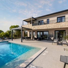 Villa Cesarica with heated pool, indoor pool and sauna，弗尔的飯店