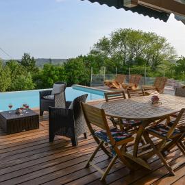 Le Gite De La Colline โรงแรมในเนรัค