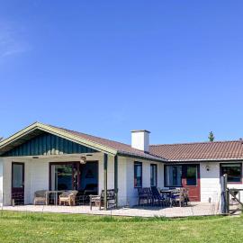 Stunning Home In Hundested With Wifi